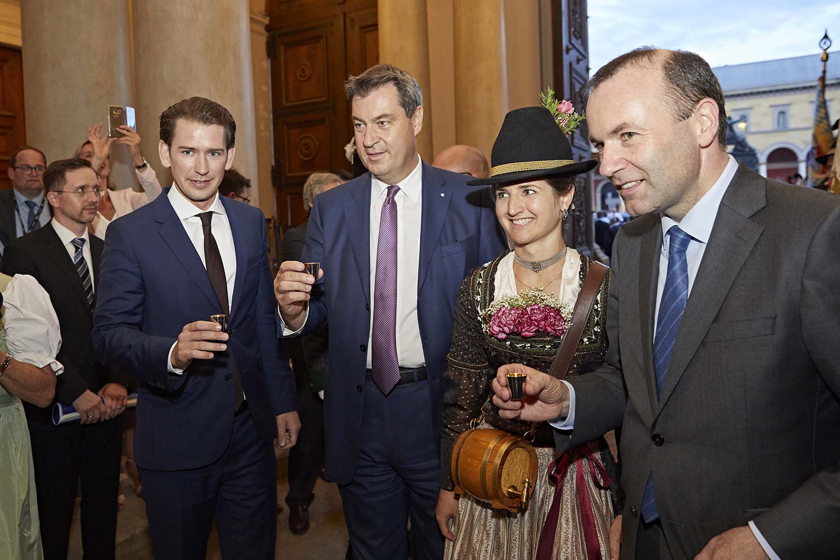 traditionell ein kleiner Schnaps für die Politiker beim Staatsempfang | NIKKY MAIER photo - 18