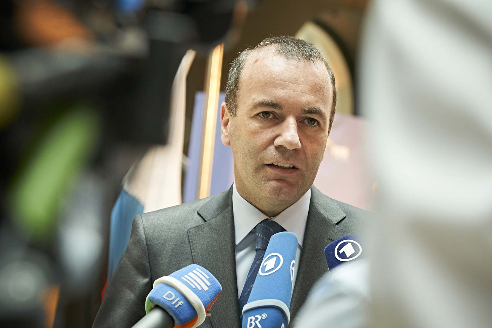 Manfred Weber im Interview mit Reportern | NIKKY MAIER photo - 01